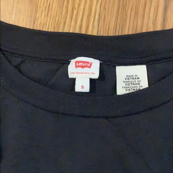 Levi’s black tee - Picture 2 of 2
